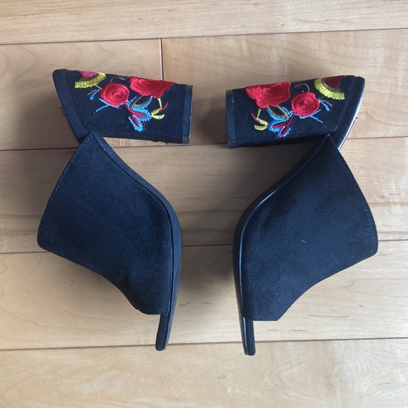Steve Madden, size 36 black heeled mules with flowers on heel. - Picture 4 of 7